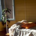 Piccolo letto sospeso in una casa sulla spiaggia