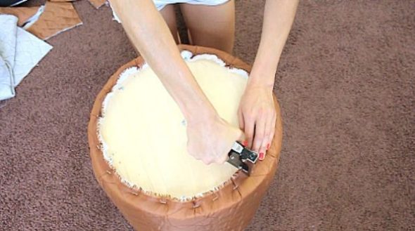 Fissiamo il fondo della fodera al fondo del pouf