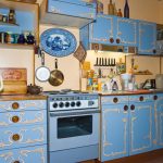 Mobili dipinti di blu con decorazioni
