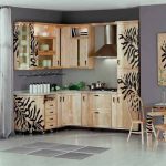 Cucina dipinta con motivi in ​​una nuova versione