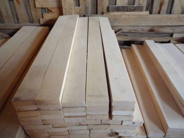 Legno per realizzare un tavolo