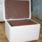 Pouf rettangolare aperto con cassetto su ruote per l'ingresso