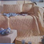 Coperta con cuscini in un set per un divano