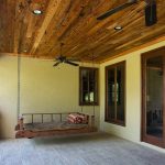 Letto sospeso su una terrazza aperta
