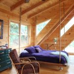 Letto sospeso con copriletto viola