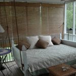 Letto sospeso con braccioli in veranda