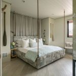 Letto sospeso in un interno moderno