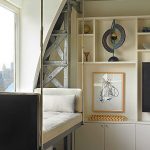 Letto sospeso vicino alla finestra