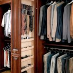 Conservazione ponderata degli accessori maschili nello spogliatoio