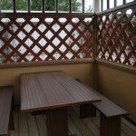 Tavolo rettangolare e 2 panche nel gazebo