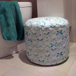 Pouf realizzato con bottiglie di plastica con farfalle colorate
