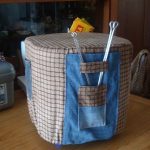 Pouf fatto di bottiglie con tasche per piccoli oggetti
