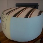 Pouf fai da te realizzato con bottiglie di plastica e ritagli di tessuto