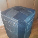 Pouf realizzato con bottiglie di plastica e vecchi jeans
