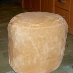 Pouf fai da te con bottiglie di plastica e rivestimento in tessuto