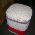 Pouf realizzato con bottiglie di plastica e rivestimento in maglia
