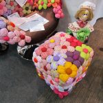 Pouf realizzato con bottiglie di plastica, decorato con fiori voluminosi