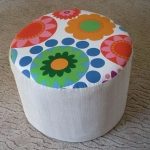 Pouf con rivestimento in diversi tessuti