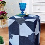 Pouf con insolito ornamento fatto di bottiglie