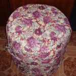 Pouf con rose da bottiglie di plastica