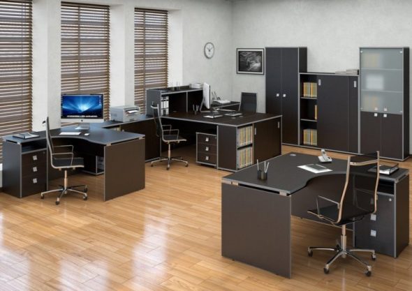 Disposizione comoda delle scrivanie da ufficio