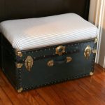 Pouf fatto in casa da una vecchia valigia