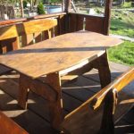 Tavolo in legno fatto in casa per una casa estiva