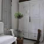 Credenza bianca con graffi