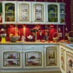 Lussuosa cucina luminosa realizzata con la tecnica del decoupage con le tue mani