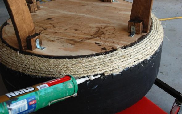 Il pneumatico viene ricoperto con una corda utilizzando la colla a caldo.