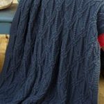 Coperta lavorata a maglia blu