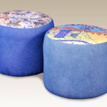 Pouf blu realizzati con bottiglie di plastica