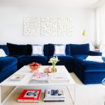 Divano in velluto blu in una stanza bianca