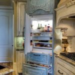 Mobili antichi in una cucina in stile provenzale