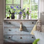 Cassettiera anticata in una camera da letto in stile country