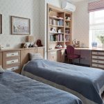 Camera da letto per ragazze con tavolo lungo lungo la finestra