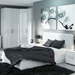 Camera da letto nei toni del bianco e del nero con armadio ad angolo