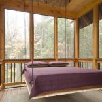Veranda chiusa in vetro con letto sospeso