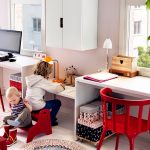 Tavoli per due adulti e un bambino vicino alla finestra