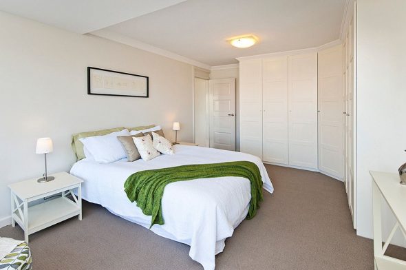 Camera da letto con armadio angolare bianco