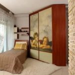 Armadio angolare trapezoidale in una piccola camera da letto