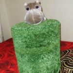 Pouf rotondo in vetro fatto con bottiglie di erbe aromatiche