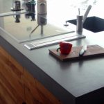 La loro straordinaria durevolezza e le infinite possibilità di design rendono i piani di lavoro in cemento la scelta ideale per qualsiasi cucina.