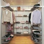 Comodo posizionamento di vestiti e scarpe nell'armadio