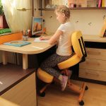 Comoda sedia con poggiapiedi in giallo