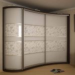 Mobile angolare con ornamenti insoliti