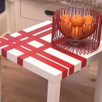 Decorazione della tavola con pellicola e nastro adesivo