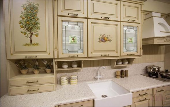 Facciate di cucine decorate con la tecnica del decoupage