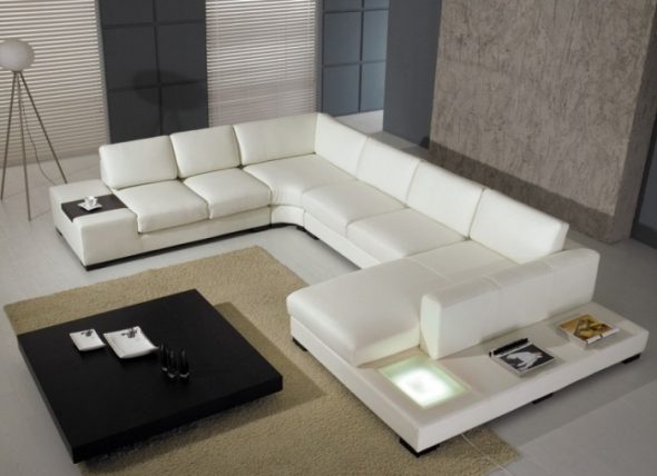 Splendido divano bianco con tavolo
