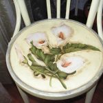 Sedia viennese con fiori sulla seduta
